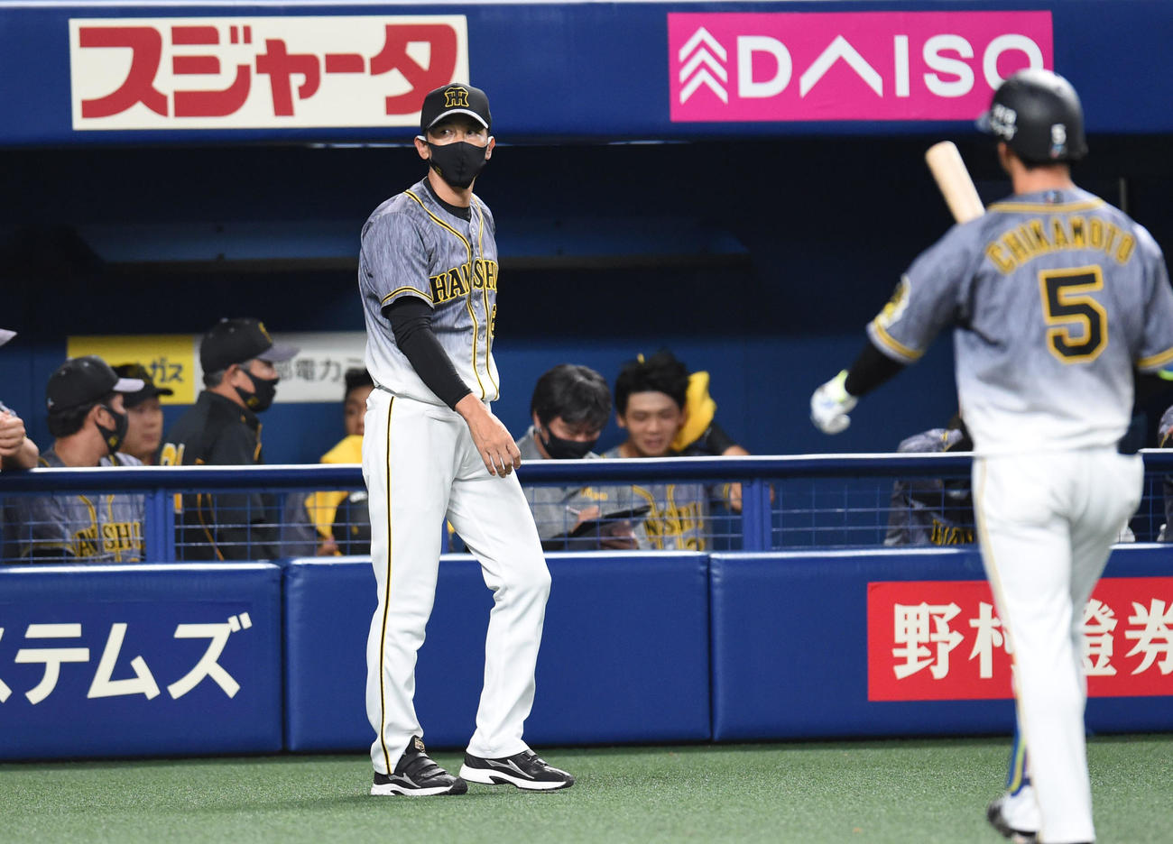 8回表阪神攻撃終了、選手交代を告げる矢野燿大監督（撮影・森本幸一）