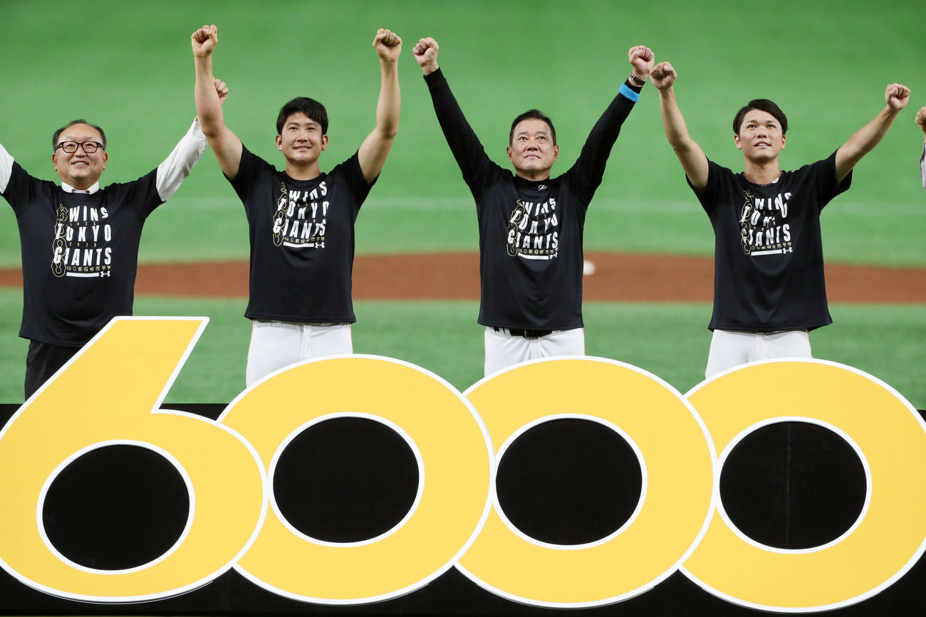 球団通算6000勝を達成し記念写真に収まる左から今村球団社長、菅野、原監督、坂本（2020年6月19日）