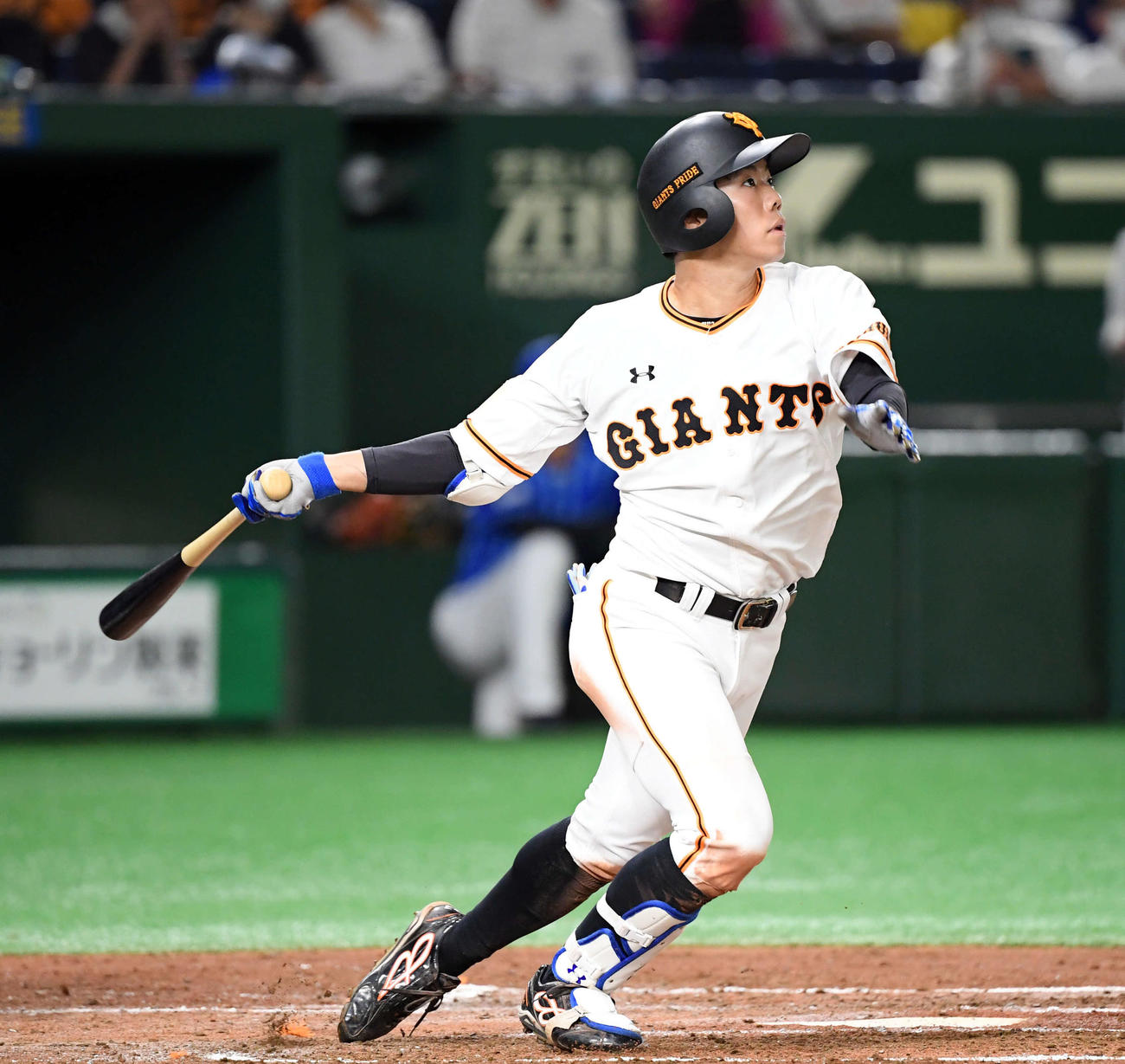 右越えにプロ初となる3点本塁打を放ちボールの行方を見る松原（2020年9月3日）