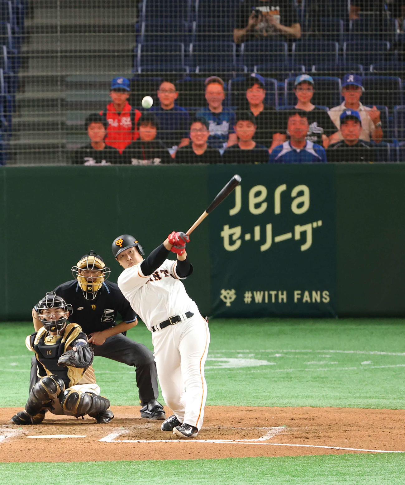 練習試合日本ハム戦で2点本塁打を放った岡本（2020年6月12日）
