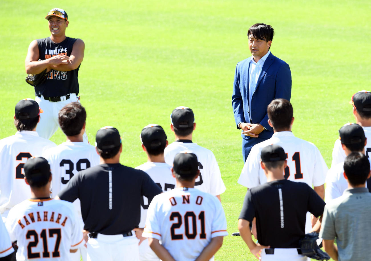 交換トレードでロッテ移籍が決まった沢村が選手にあいさつ。左は阿部2軍監督（2020年9月8日）