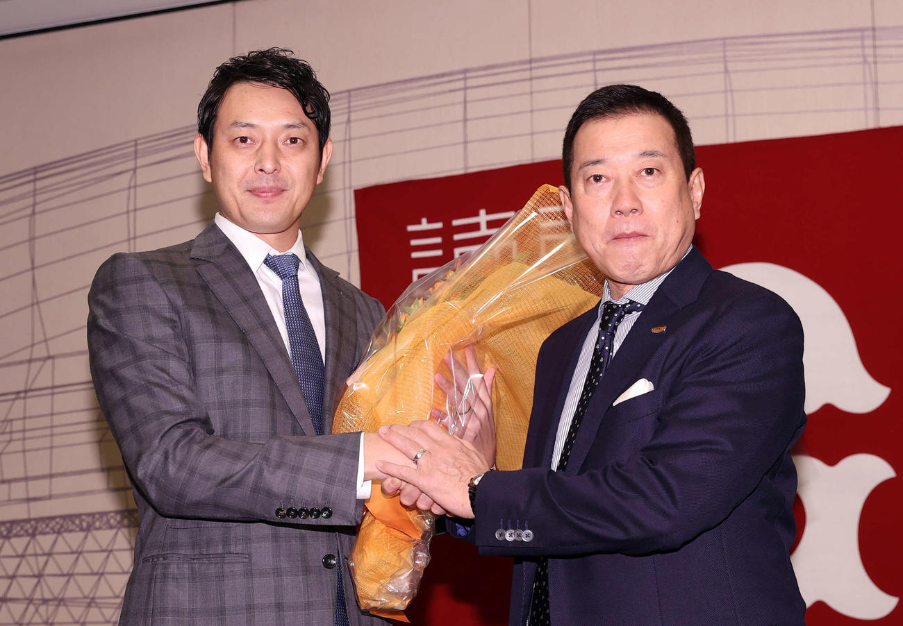 引退会見で巨人原監督（右）から花束を受け取る岩隈（撮影・河野匠）