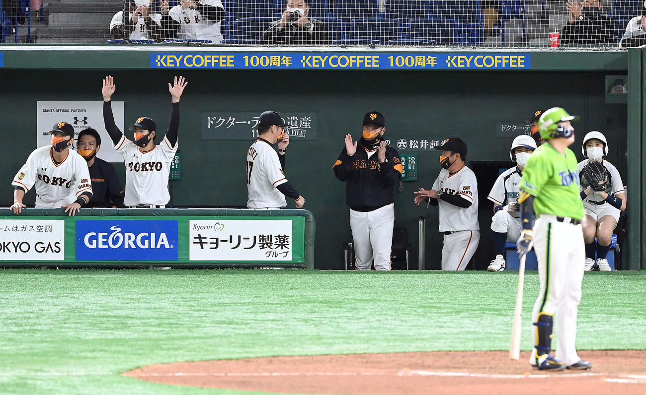 巨人対ヤクルト　10回表ヤクルト2死三塁、村上宗隆が見逃し三振に倒れ、引き分け以上が決まり優勝を決めた原辰徳監督（撮影・たえ見朱実）