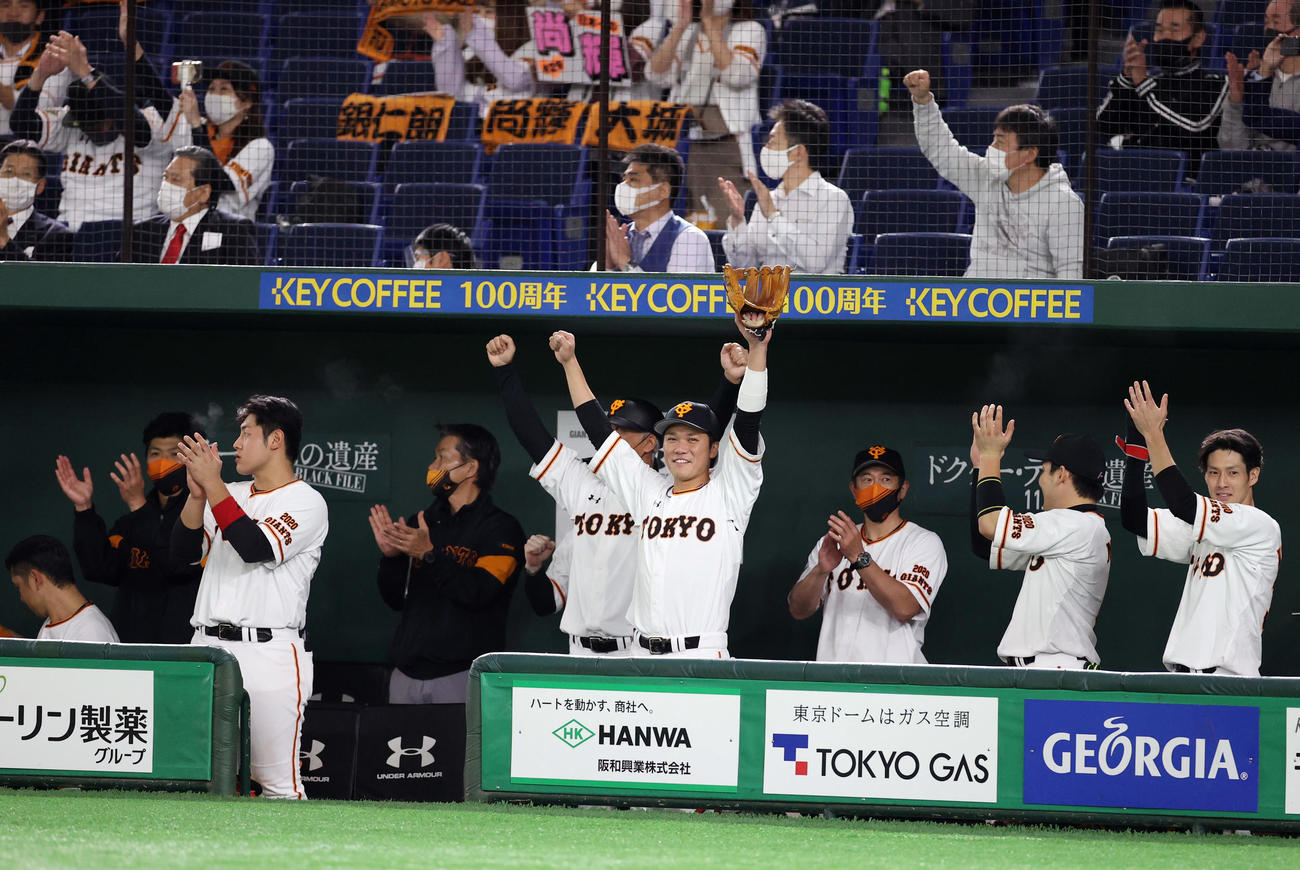 巨人対ヤクルト　10回表を終え、優勝が決まり、ベンチでガッツポーズを見せる坂本（撮影・狩俣裕三）