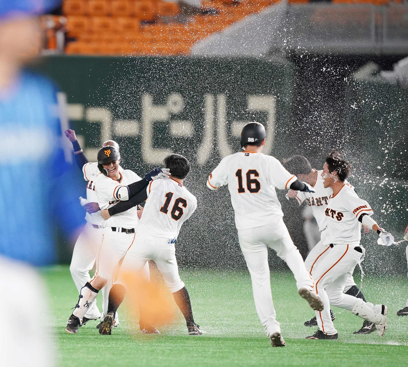 DeNA戦でサヨナラ適時打を放ちナインから祝福される吉川尚輝（左から2人目）（2020年9月1日）