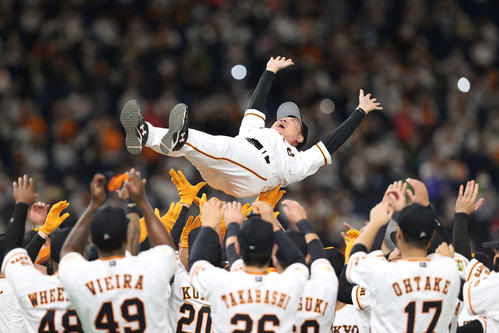 巨人対ヤクルト　セ・リーグを制し胴上げされる巨人原監督（撮影・河野匠）