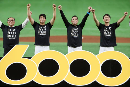 球団通算6000勝を達成し記念写真に収まる左から今村球団社長、菅野、原監督、坂本（2020年6月19日）