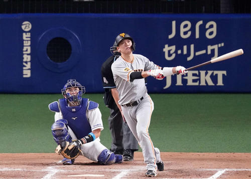 中日戦で3打席連続となるソロ本塁打を左越えに放った坂本（2020年9月9日）