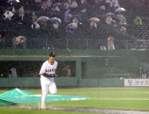 巨人対ヤクルト　試合が中止となり、ベースランニングを披露する巨人岸田（撮影・河野匠）