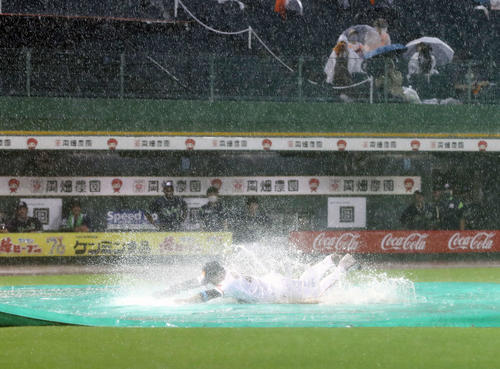 巨人対ヤクルト　試合が中止となり、ヘッドスライディングを披露する巨人岸田（撮影・河野匠）