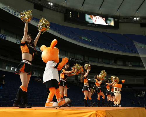 会場を盛り上げるビーナス（2020年6月16日）