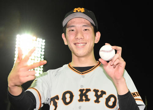 負けなしの3勝目を挙げた巨人戸郷は、笑顔でポーズを決める（2020年7月15日）