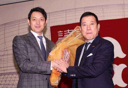 引退会見で巨人原監督（右）から花束を受け取る岩隈（撮影・河野匠）