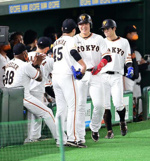 巨人対ヤクルト　3回裏巨人2死二塁、岡本和真（中央）は左越えに逆転2点本塁打を放ち先発の今村信貴らベンチのナインの祝福を受ける（撮影・小沢裕）