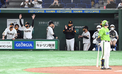 巨人対ヤクルト　10回表ヤクルト2死三塁、村上宗隆が見逃し三振に倒れ、引き分け以上が決まり優勝を決めた原辰徳監督（撮影・たえ見朱実）