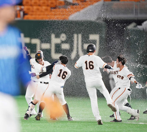 DeNA戦でサヨナラ適時打を放ちナインから祝福される吉川尚輝（左から2人目）（2020年9月1日）