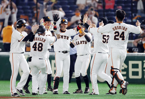 ヤクルト戦でサヨナラ打を放ち、チームメートから祝福される代打亀井（中央）（2020年8月13日）