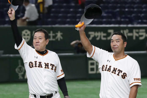 阪神を下し、客席に帽子を振る原監督（左）と阿部ヘッドコーチ代行（2020年9月16日）