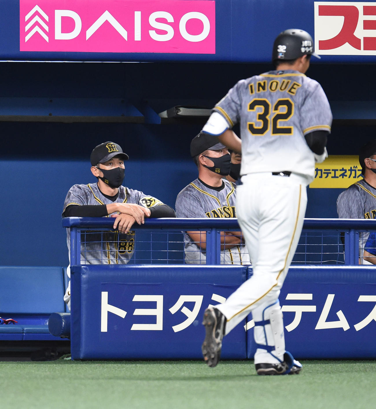 中日対阪神　5回表阪神1死、一ゴロに倒れベンチへ戻る井上をベンチから見つめる矢野監督（撮影・森本幸一）