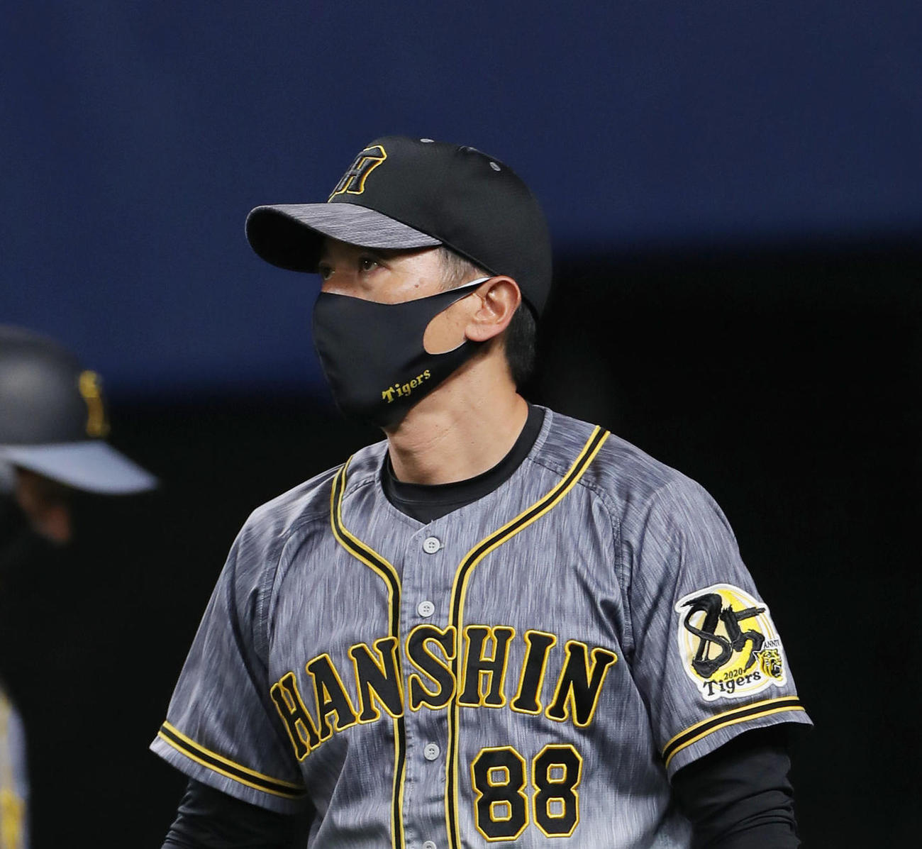 中日対阪神　8回、選手交代を告げる矢野燿大監督（撮影・前田充）