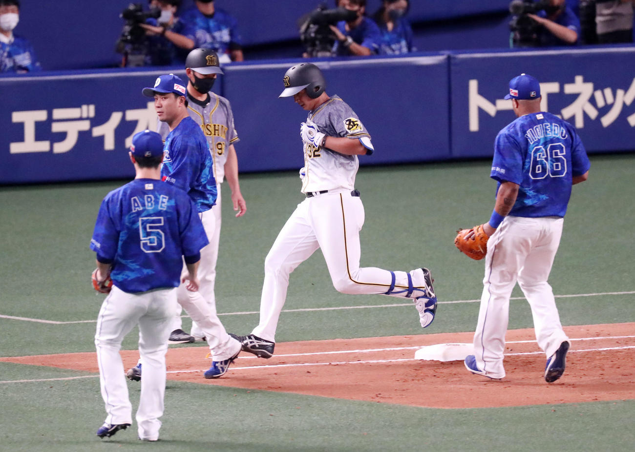 中日対阪神　5回表阪神1死、井上は一ゴロを放つ。左は大野雄（撮影・加藤哉）