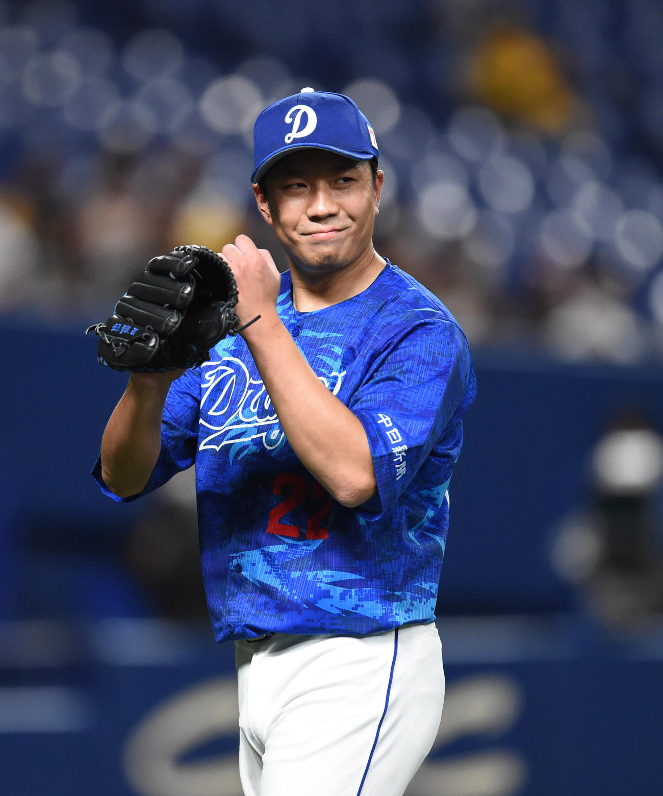 中日対阪神　6回表阪神2死三塁、大野雄はサンズを二ゴロに打ち取りグラブをたたく（撮影・森本幸一）