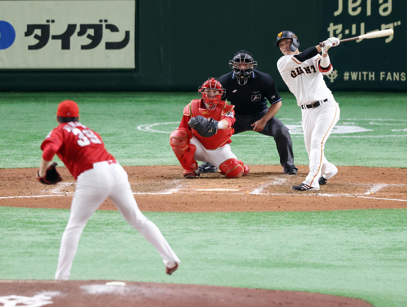 巨人対広島　7回裏巨人1死、二塁内野安打を放つ坂本勇。投手菊池保（撮影・垰建太）