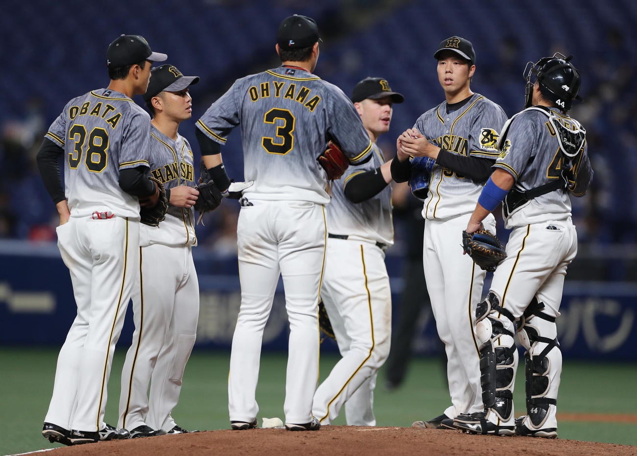 7回裏、満塁のピンチを迎えマウンドに集まる青柳（右から2人目）ら阪神ナイン（撮影・前田充）