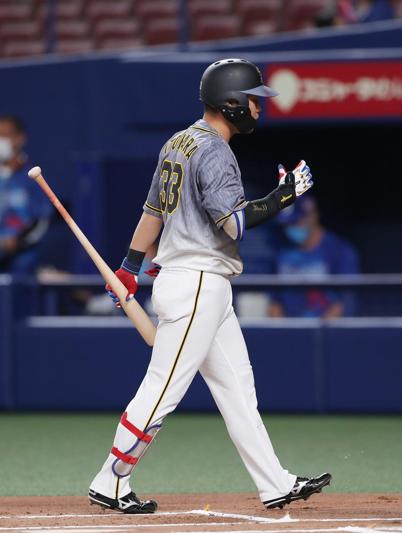 中日対阪神　1回表阪神1死、空振り三振に倒れる糸原（撮影・前田充）