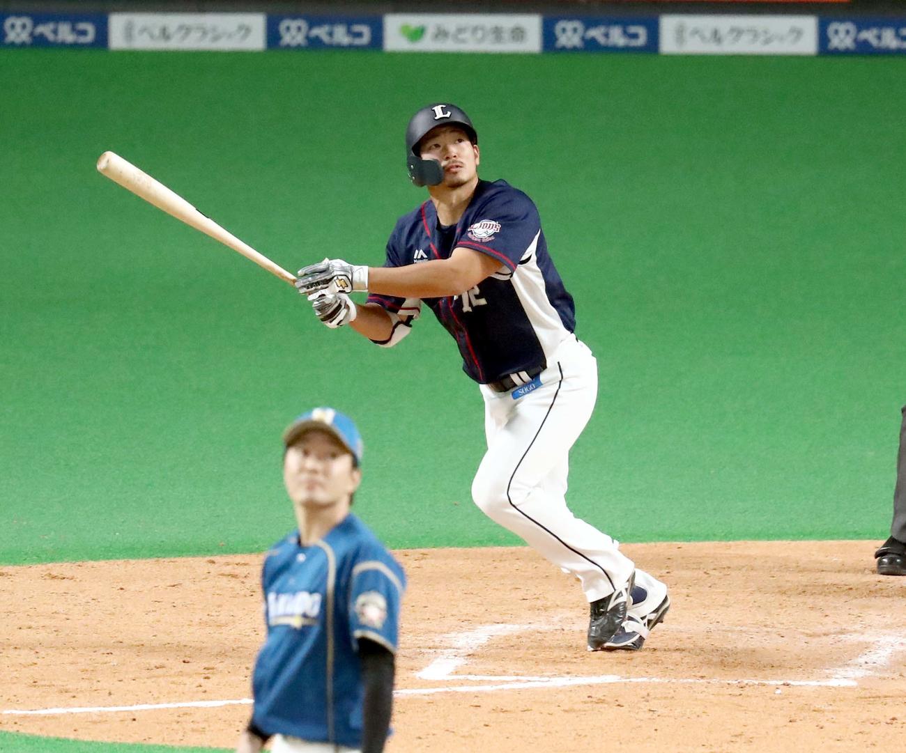 日本ハム対西武　9回表西武1死一塁、左越え2点本塁打を放つ川越（撮影・黒川智章）