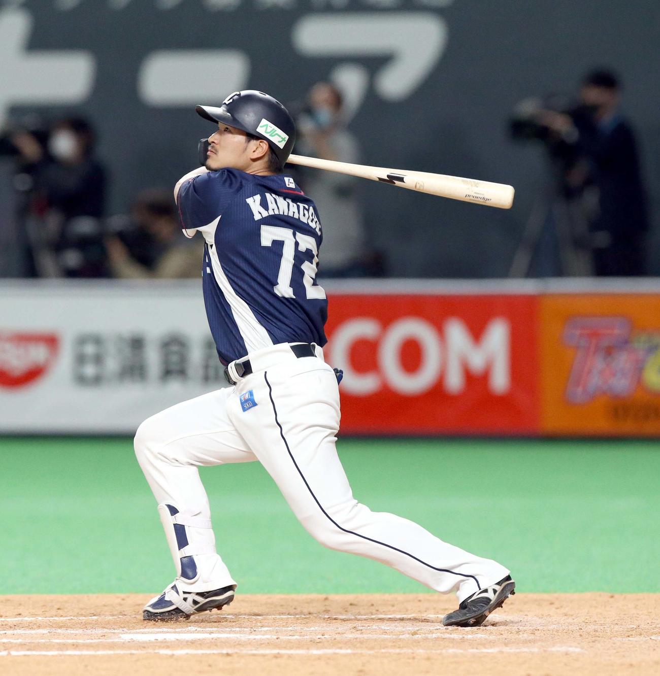 日本ハム対西武　9回表西武1死一塁、川越は左越え2点本塁打を放つ（撮影・佐藤翔太）