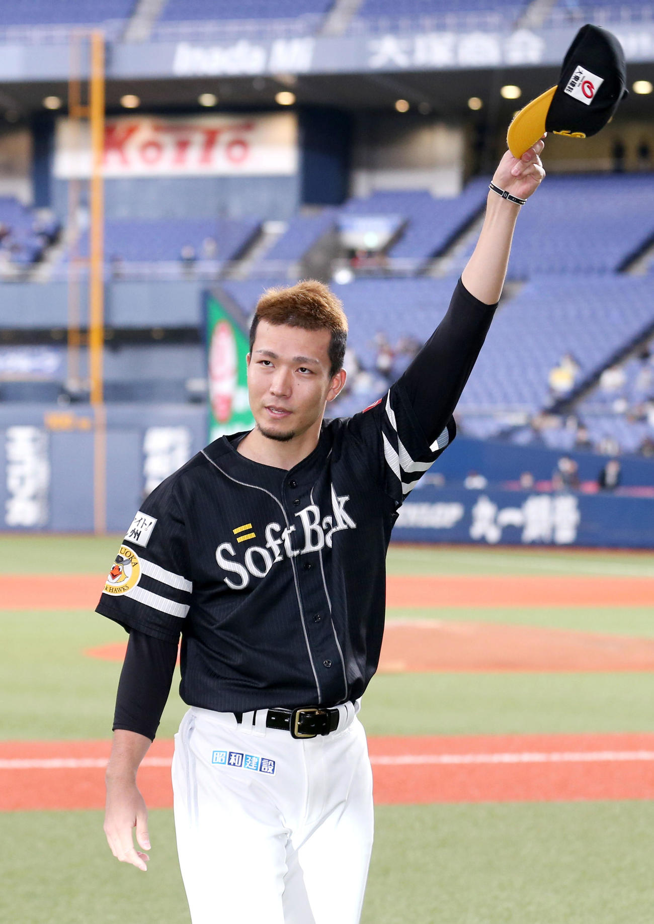 オリックス対ソフトバンク　ヒーローの千賀はファンの声援に帽子を振って応える（撮影・上山淳一）