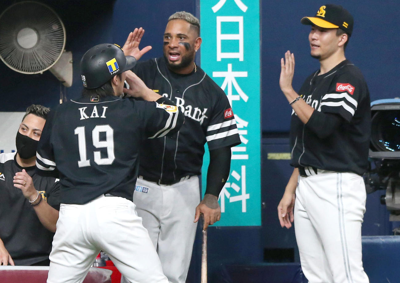 オリックス対ソフトバンク　7回表ソフトバンク2死満塁、千賀（右）は柳田の左中間適時3点二塁打で生還の甲斐（手前左）を出迎える（撮影・上山淳一）