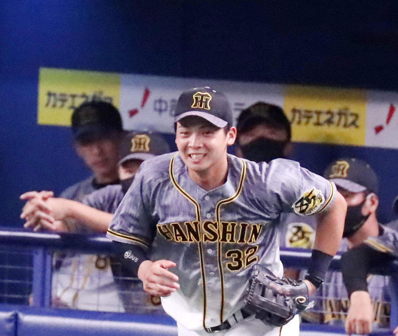 中日対阪神　井上は8回裏の守備にダッシュで向かう（撮影・加藤哉）