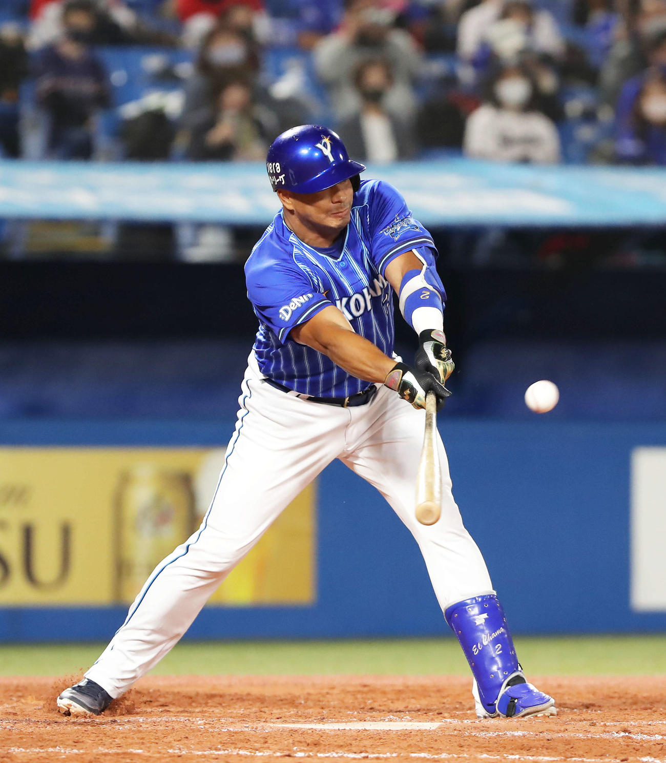 ヤクルト対DeNA　3回表DeNA2死一、三塁、右翼線に適時二塁打を放つロペス（撮影・河田真司）