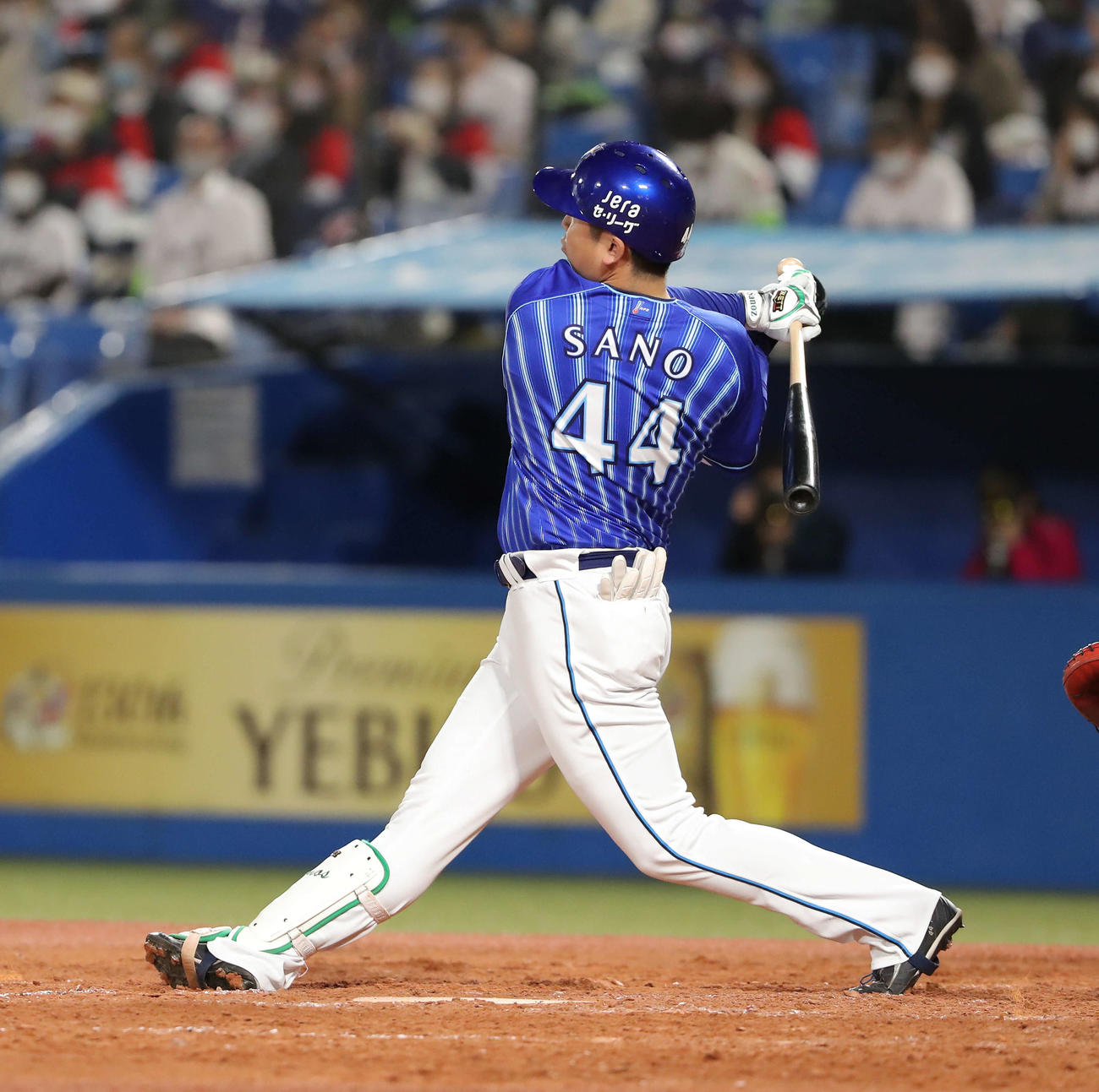 ヤクルト対DeNA　5回表DeNA無死、右越えソロ本塁打を放つ佐野（撮影・河田真司）