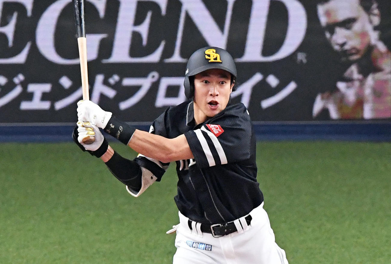 オリックス対ソフトバンク　7回表ソフトバンク2死満塁、柳田は左中間に走者一掃の適時二塁打を放つ（撮影・前岡正明）