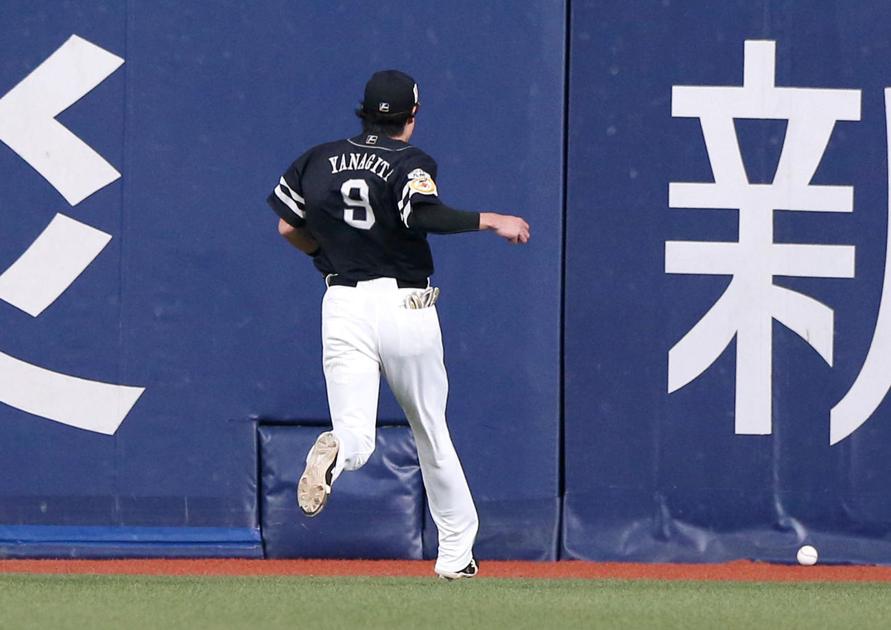 オリックス対ソフトバンク　3回裏オリックス1死、柳田は福田の中前打を後逸する（撮影・上山淳一）