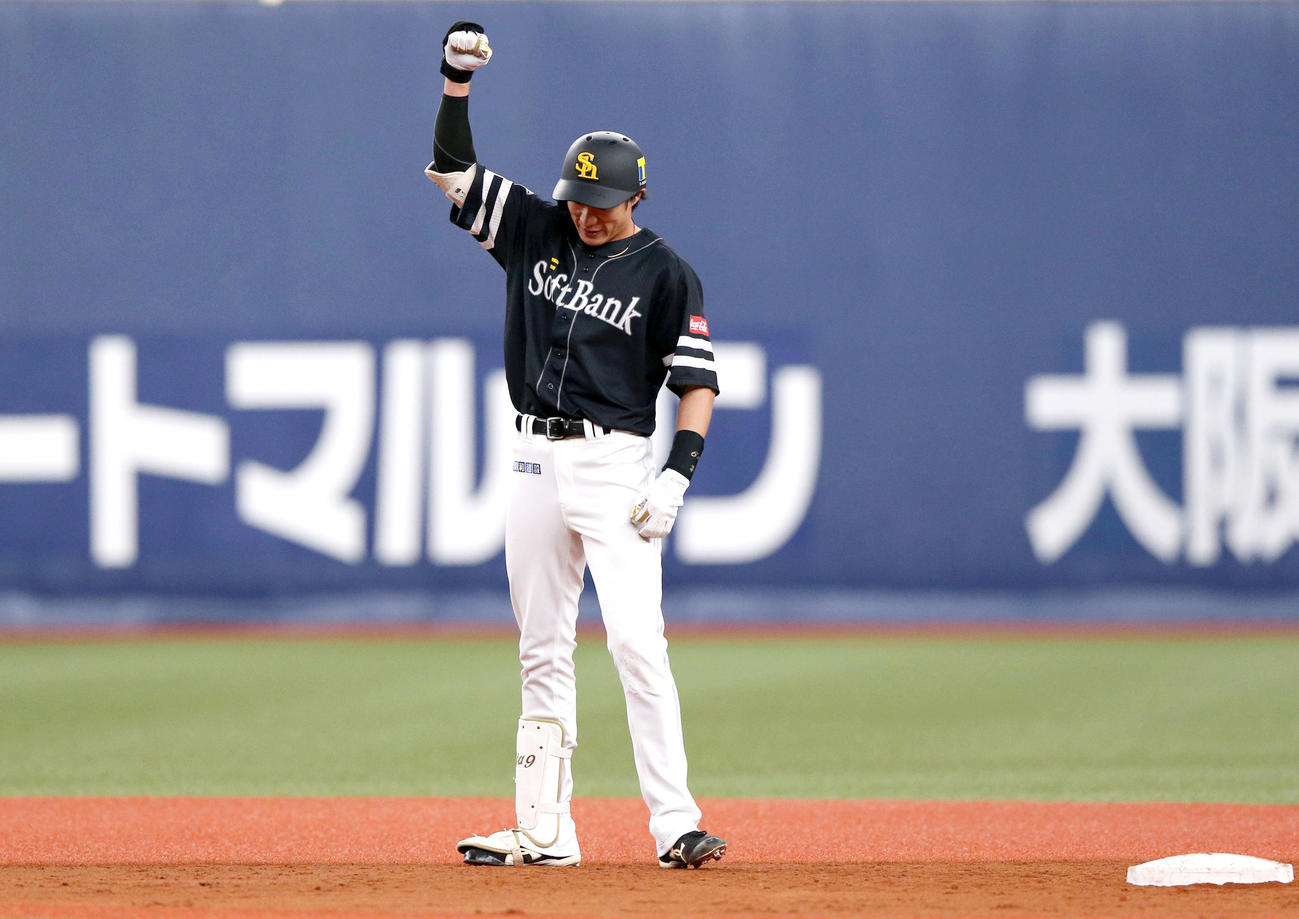 オリックス対ソフトバンク　7回表ソフトバンク2死満塁、柳田は左中間に3点適時二塁打を放ちガッツポーズ（撮影・上山淳一）