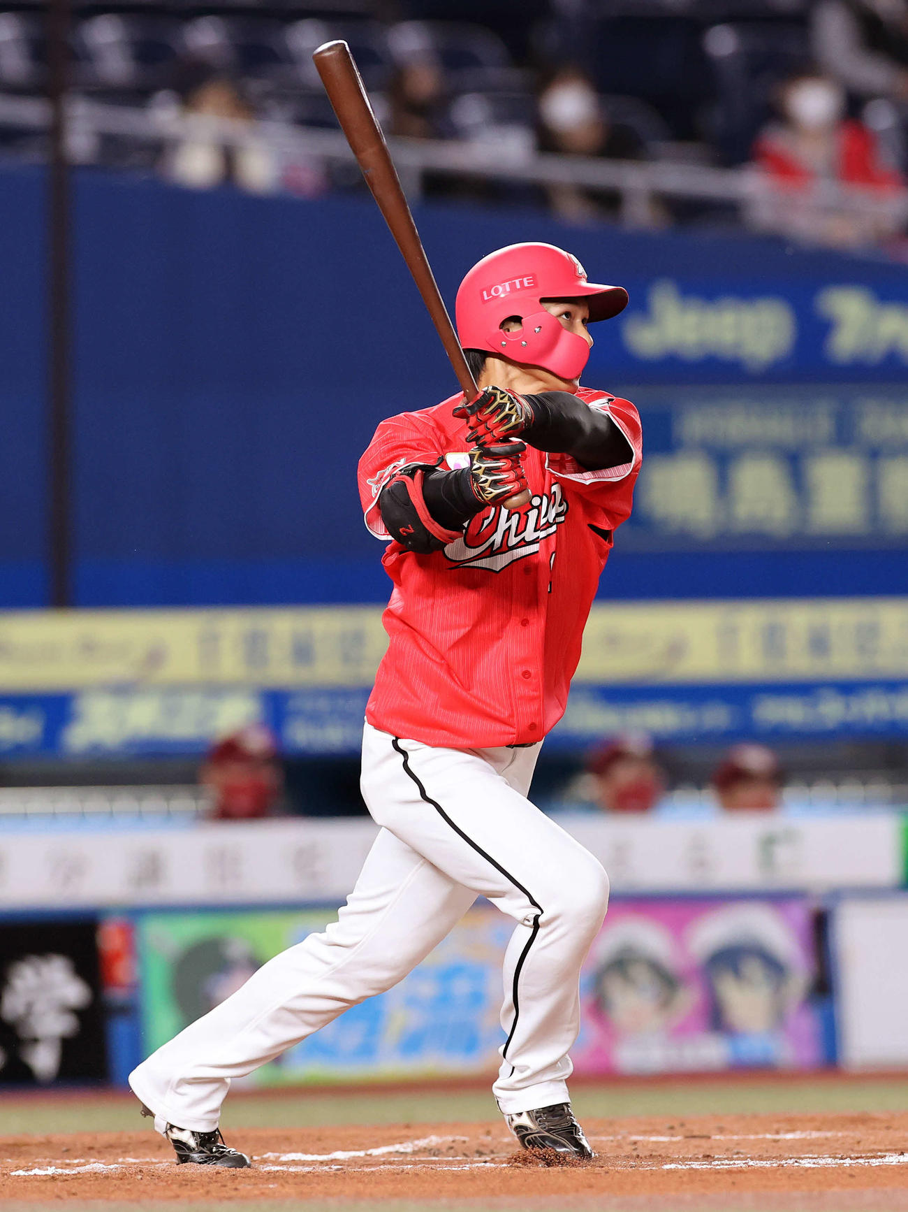 ロッテ対楽天　1回裏ロッテ無死、藤原は右越えにプロ1号となる本塁打を放つ（撮影・鈴木正人）