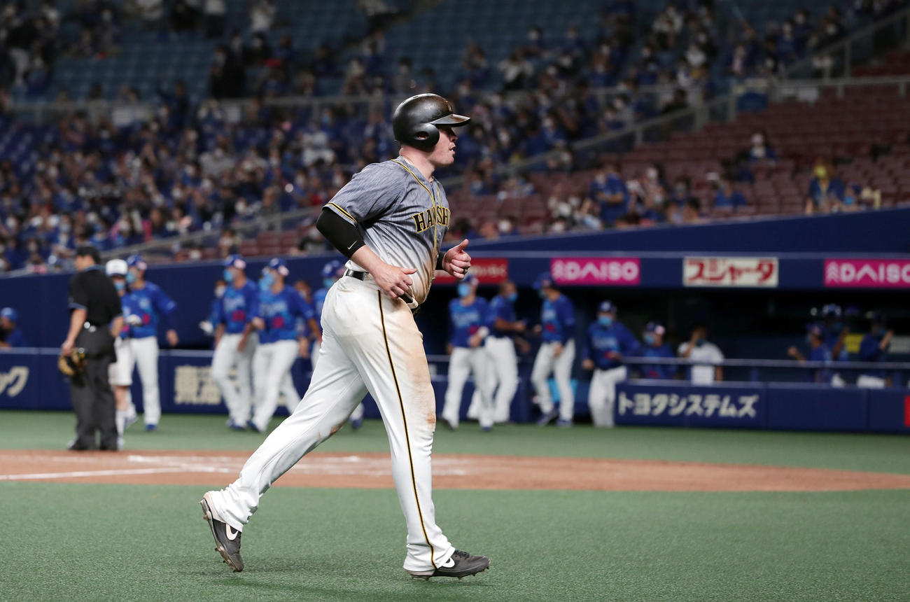 中日対阪神　中日大野雄に完封負けを喫し、引き揚げる阪神ボーア（撮影・前田充）