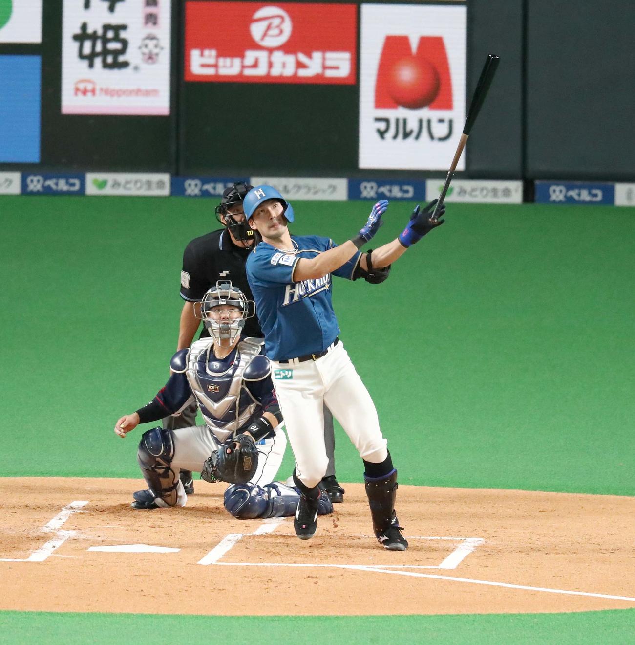 日本ハム対西武　1回裏日本ハム1死一塁、左越え2点本塁打を放つ大田（撮影・黒川智章）