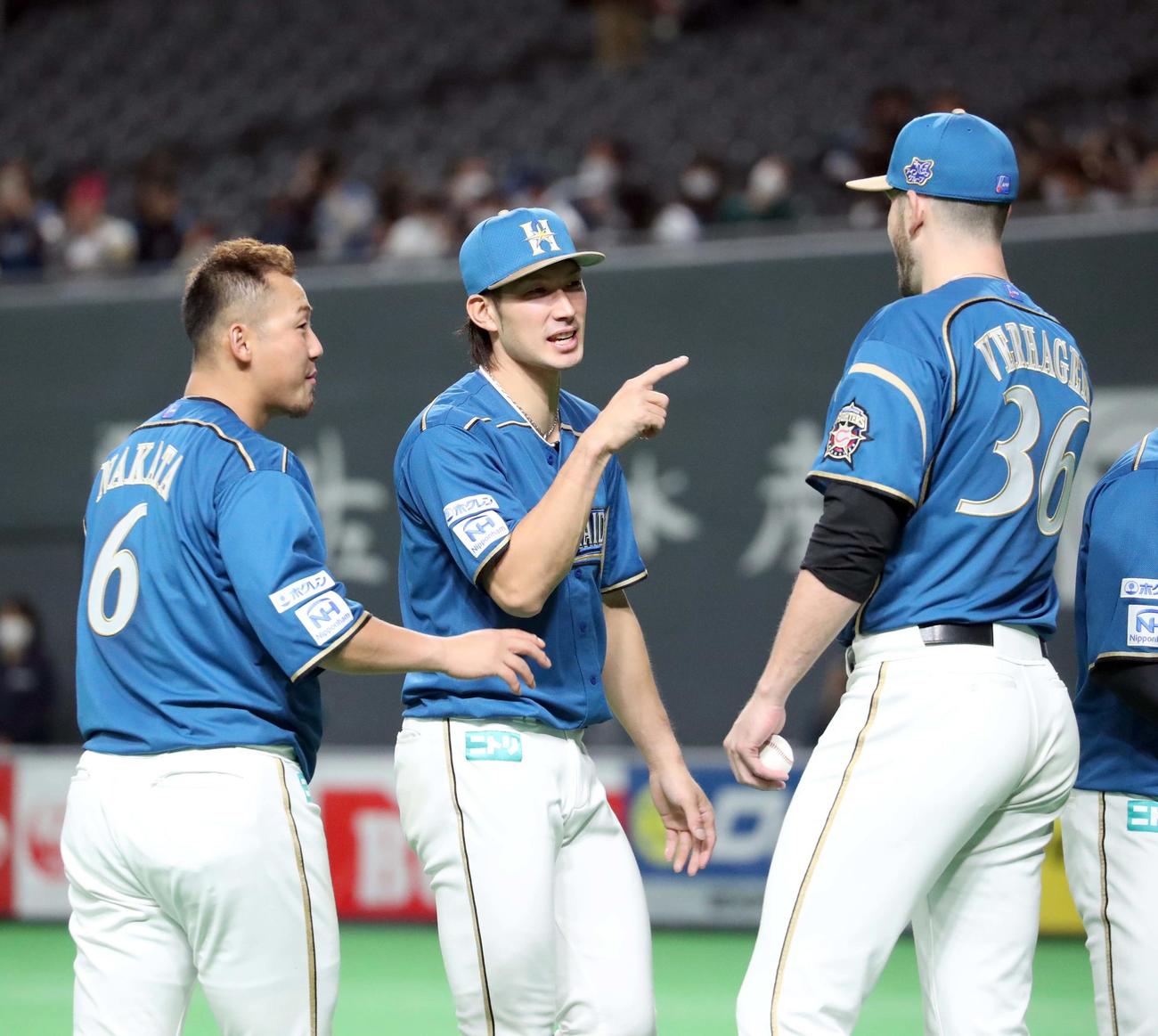日本ハム対西武　試合後、日本ハム中田と大田を出迎えるドリュー・バーヘイゲン（右手前）（撮影・佐藤翔太）