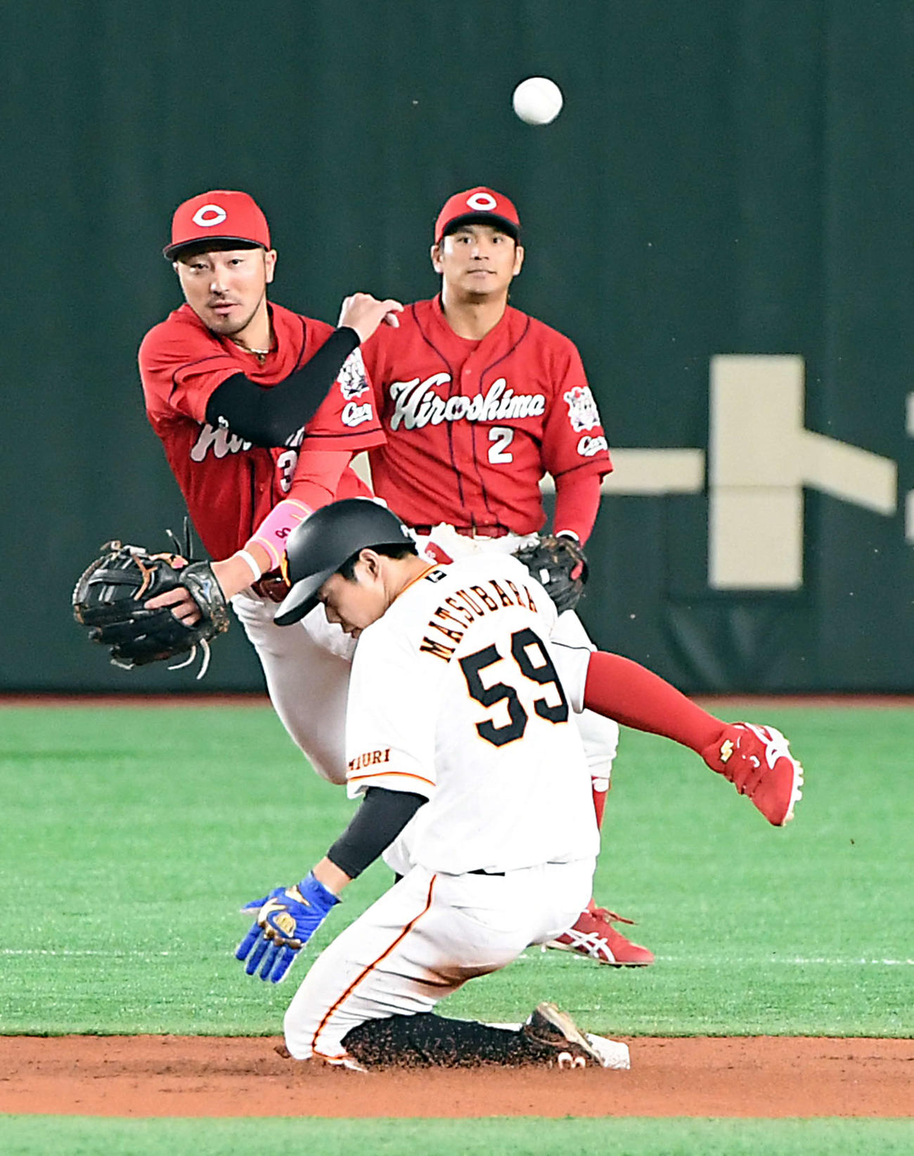 巨人対広島　3回裏巨人無死、坂本勇人の遊ゴロで併殺を完成させる菊池涼（撮影・たえ見朱実）