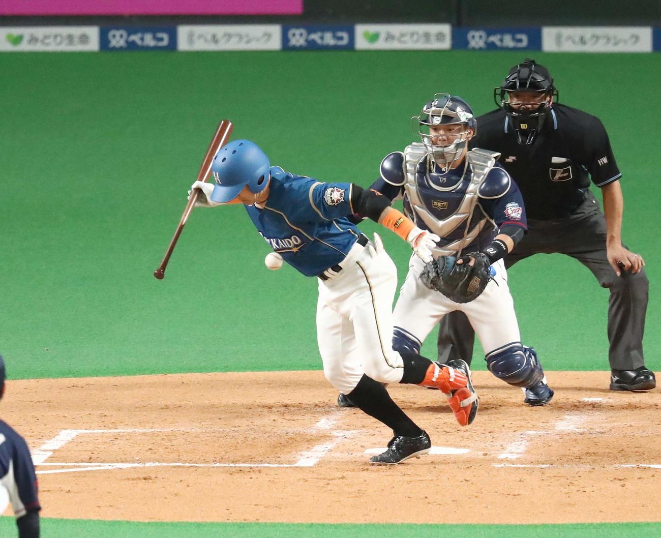 日本ハム対西武　2回裏日本ハム1死一、二塁、フェアゾーンで打球に触りアウトになる杉谷（撮影・黒川智章）