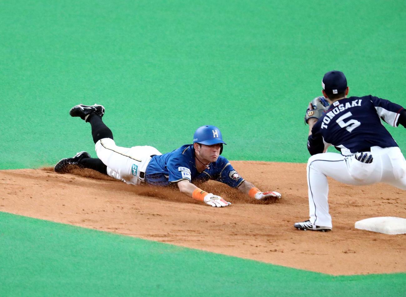 日本ハム対西武　4回裏日本ハム1死一塁、盗塁を決める杉谷（撮影・黒川智章）