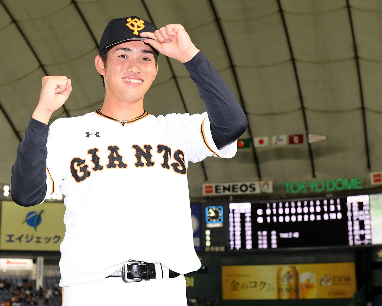 巨人対広島　今季初勝利を飾り笑顔を見せる巨人高橋（撮影・たえ見朱実）