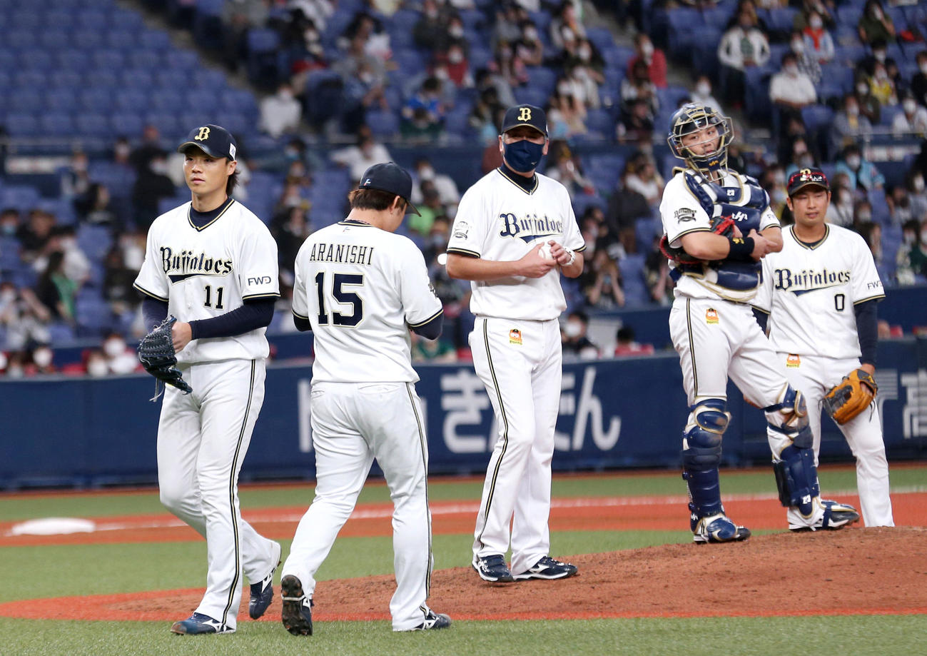 オリックス対ソフトバンク　7回表ソフトバンク2死一、三塁、山崎福（左）は周東に四球を出し降板となる（撮影・上山淳一）