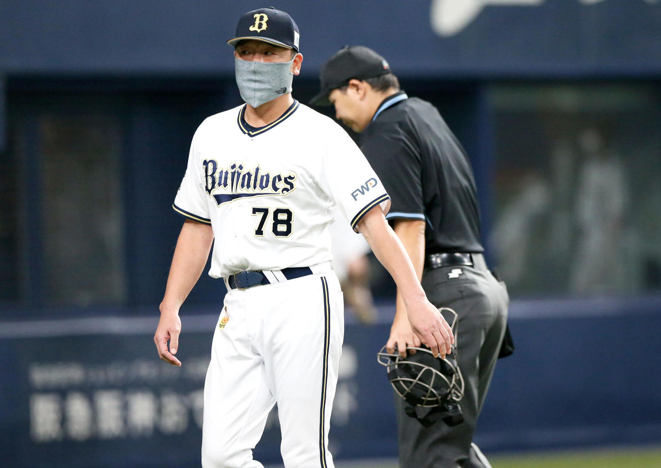 オリックス対ソフトバンク　7回表ソフトバンク2死満塁、中嶋監督代行は山崎福の交代を告げベンチへ戻る（撮影・上山淳一