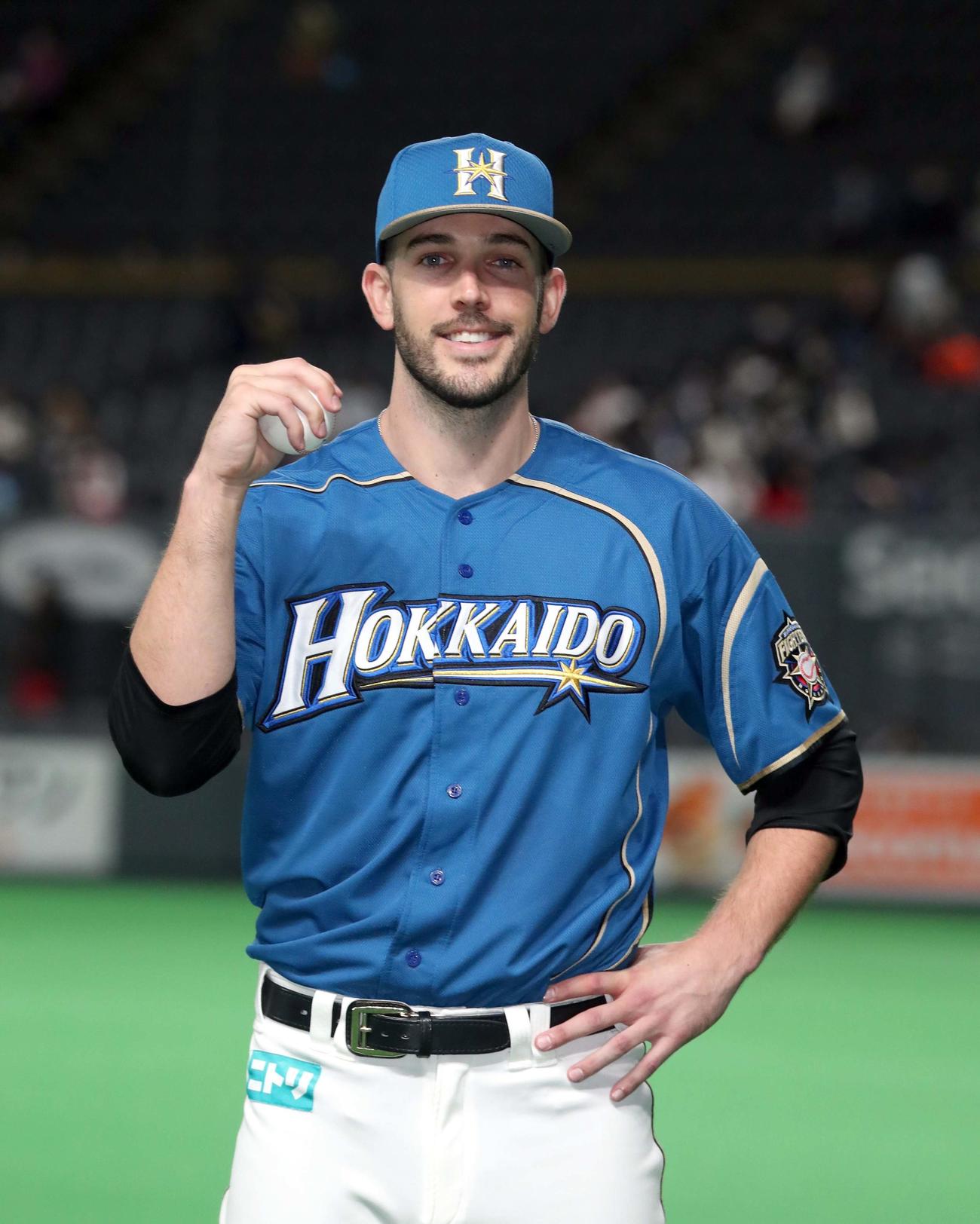 日本ハム対西武　試合後、笑顔で記念撮影に応じる日本ハム・バーヘイゲン（撮影・佐藤翔太）
